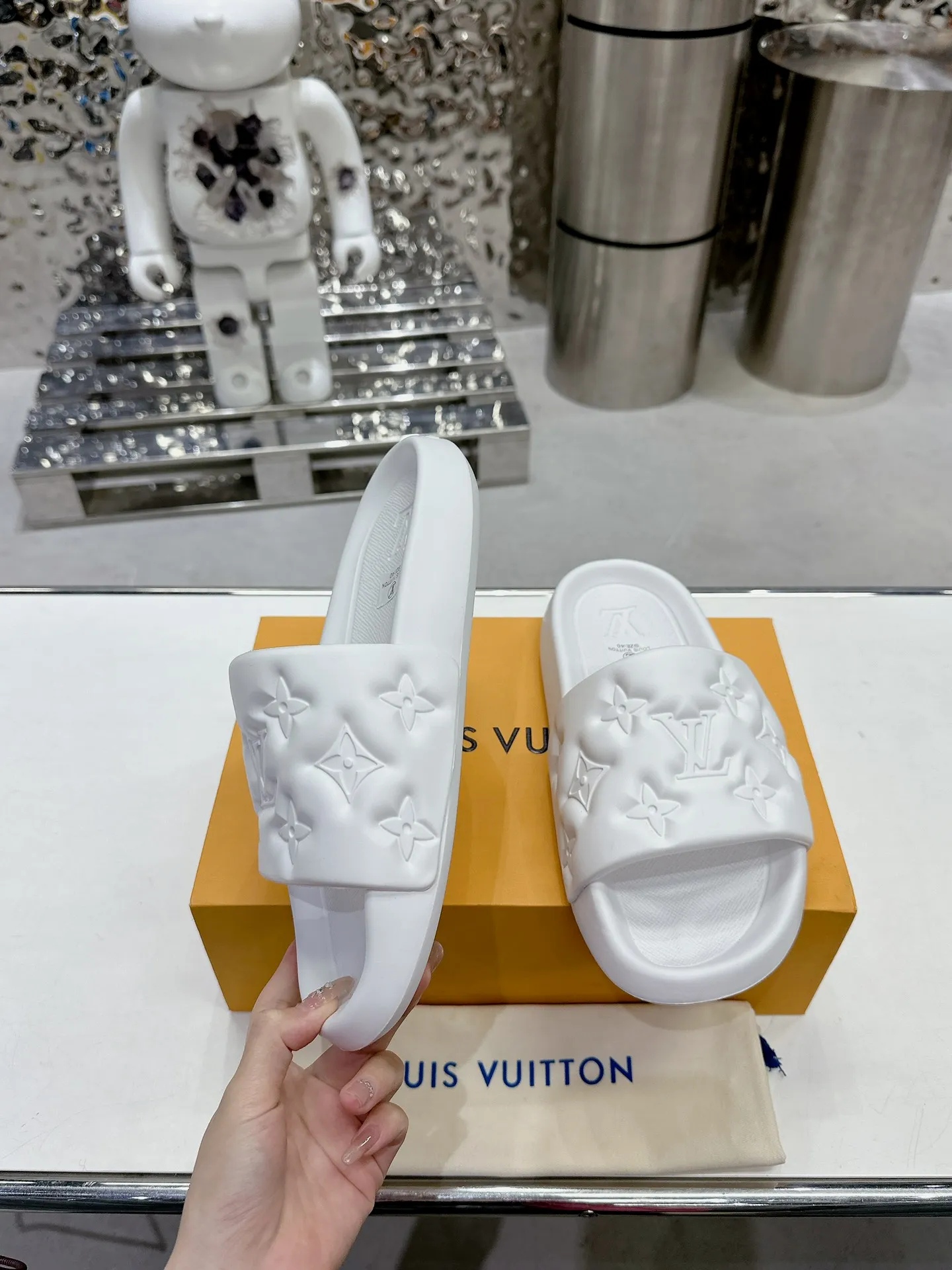 [L Home] P: 280💰 ▪️Shoe size: Women's 35-40 Men's 38-46▪️Packaging: Counter top quality~original packaging 𝟐𝟎𝟐5 Louis Vuitton counter's new embossed slippers, lv monogram embossed slippers, Waterfront sandals are back with a new look, and the upper buckle is embossed with lv's iconic Monogram pattern. Made of waterproof rubber with a comfortable and resilient insole. The lightweight, flexible outsole is embossed with the Louis Vuitton logo. ▪️Fabric: Original molded rubber foam surface ▪️Technology: embossed logo ▪️Sole: Original molded rubber foam outsole ▪️Sole thickness: 3CM.